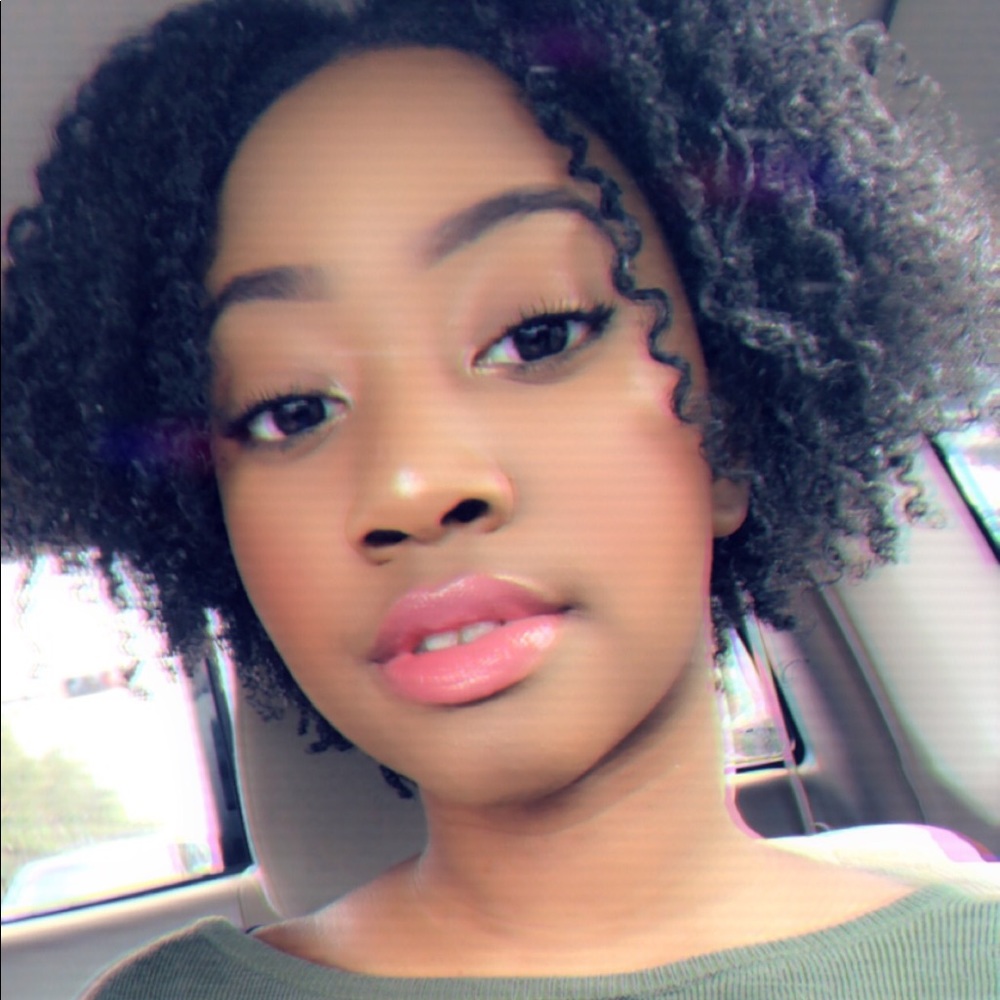 Meet your Posher, Riah